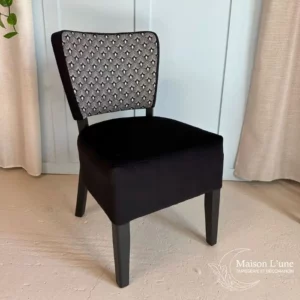 Fauteuil noir motif art déco or et blanc sur le dossier