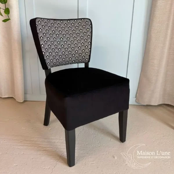 Fauteuil noir motif art déco or et blanc sur le dossier