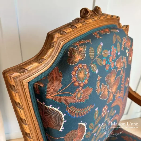 Fauteuil style Louis XVI au motif végétal couleur cognac sur fond bleu pétrole.