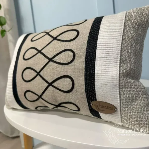 coussin tissus brodé de profil