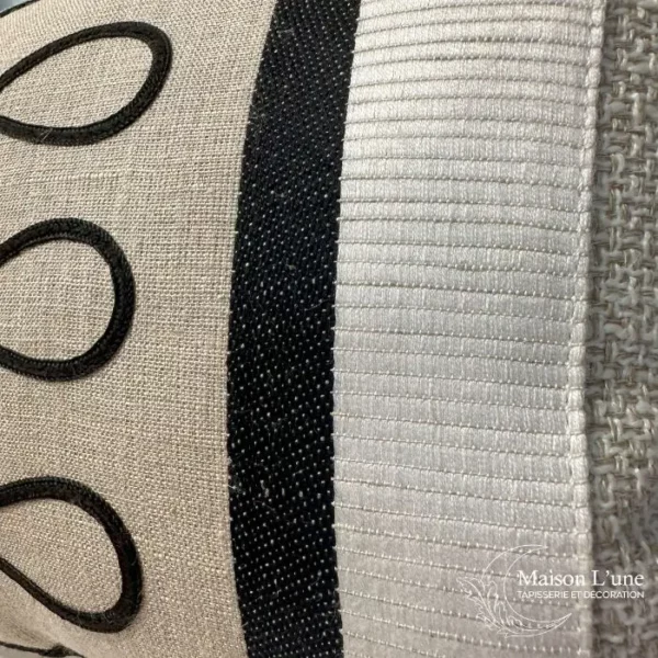 détail coussin brodé