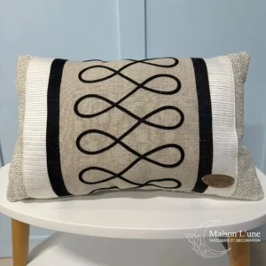 coussin brodé beige et noir
