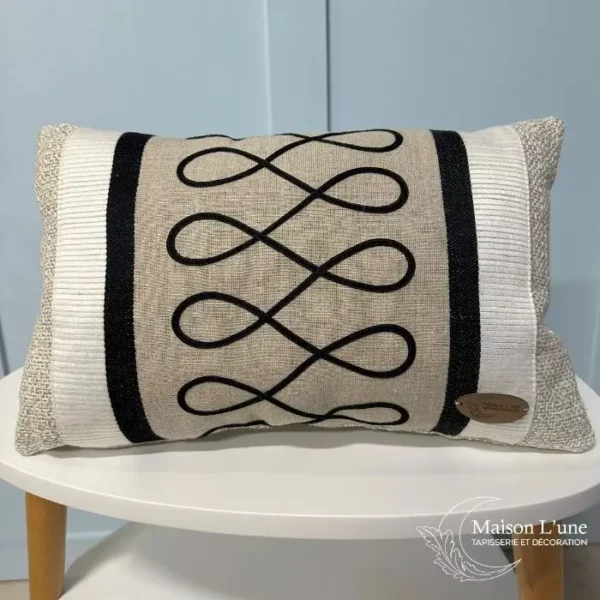coussin brodé beige et noir