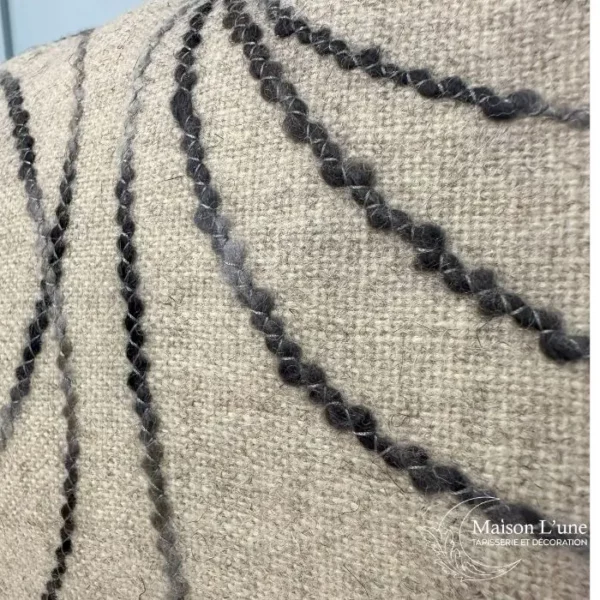 détail coussin laine gris motifs ronds