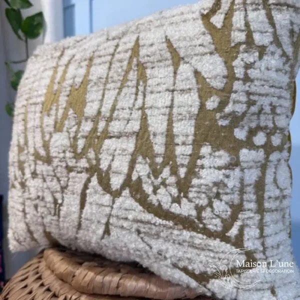 coussin motif jaune et bouclette blanc
