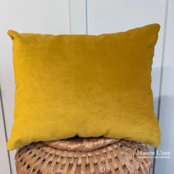 coussin motif jaune et bouclette blanc