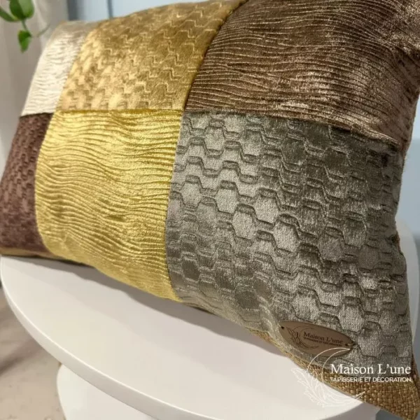 détail du coussin patchwork tissus couleur taupe et or