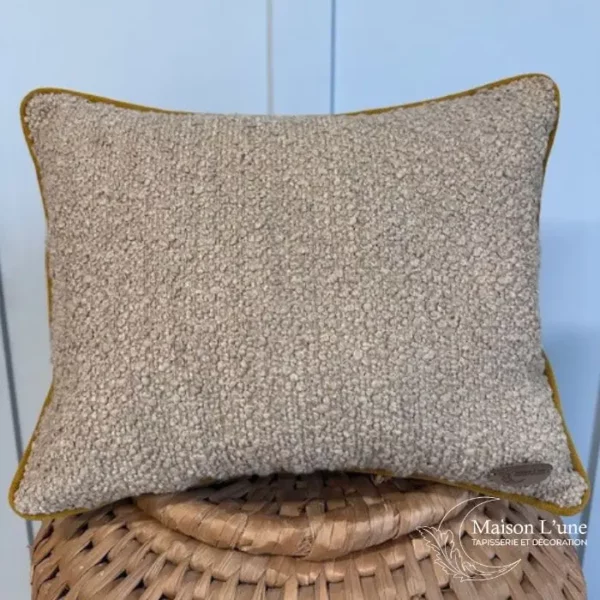 coussin taupe bouclette passepoil jaune