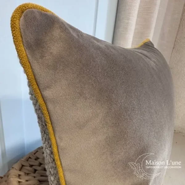 détail passepoil jaune sur coussin couleur taupe