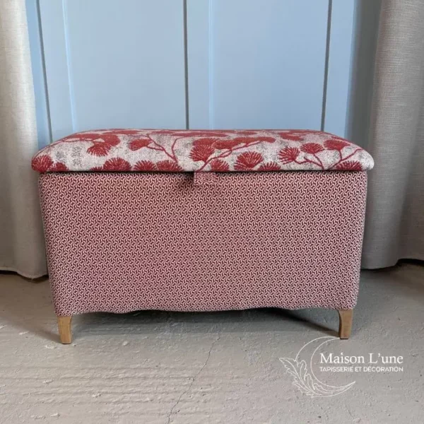 Banc coffre en bois et tissus à motif blanc et corail