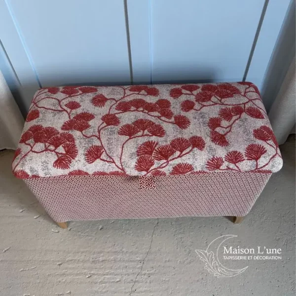 Banc coffre en bois et tissus à motif blanc et corail