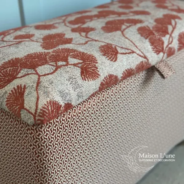 Banc coffre en bois et tissus à motif blanc et corail