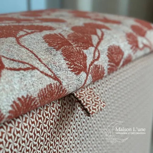 Banc coffre en bois et tissus à motif blanc et corail détail