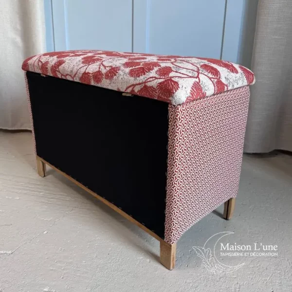 Banc coffre en bois et tissus à motif blanc et corail vu de dos