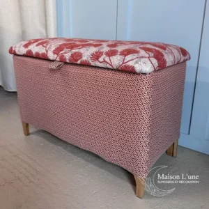 Banc coffre en bois et tissus à motif blanc et corail