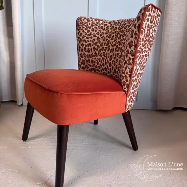 Fauteuil cocktail léopard couleur brique pieds compas vue de profil