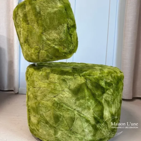 Fauteuil fausse fourrure verte de profil