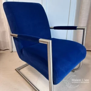 Fauteuil bleu électrique structure métal brossé