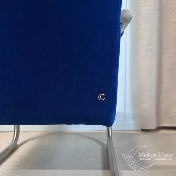 Fauteuil bleu électrique structure métal brossé détail lune