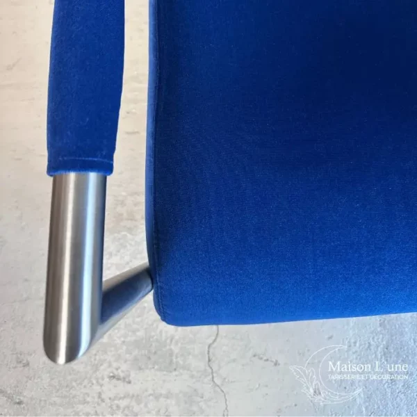 Fauteuil bleu électrique structure métal brossé détail