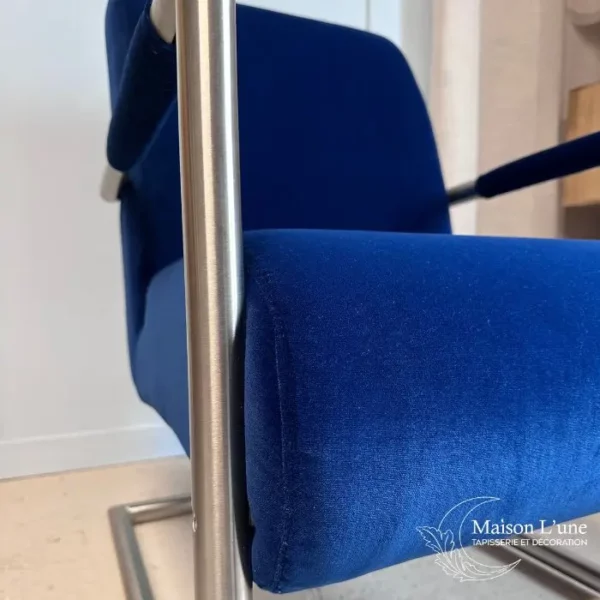 Fauteuil bleu électrique structure métal brossé