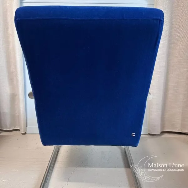 Fauteuil bleu électrique structure métal brossé vue de dos