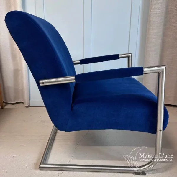Fauteuil bleu électrique structure métal brossé de profil